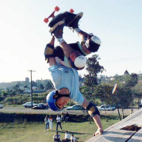 Pepeu Prado - Hand Plant Backside, 1984, no extinto Half Pipe do Velódromo, que era uma cópia de um Half do Summer Camp da Suécia – Infos: Pepeu